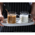 Taza de medición de vidrio con leche